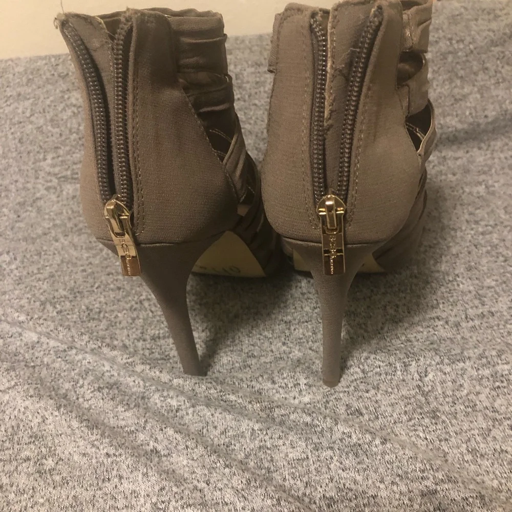 Tan heels - Picture 2 of 4
